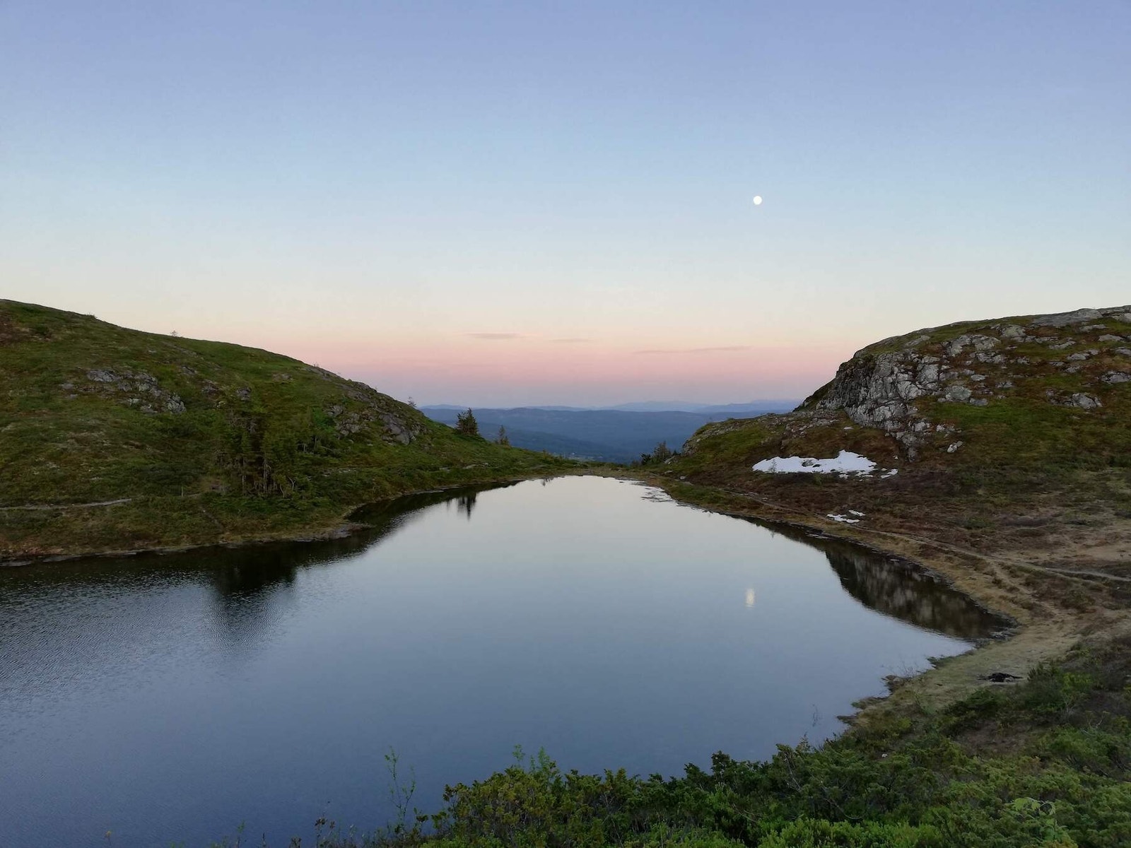 Er du interessert i fiske eller jakt så er området her ypperlig for deg. Fine elver og fiskevann samt store områder med muligheter for alle typer småviltjakt. Begna renner gjennom Bagn og er en av østlandets beste ørret elver. Galleribilde