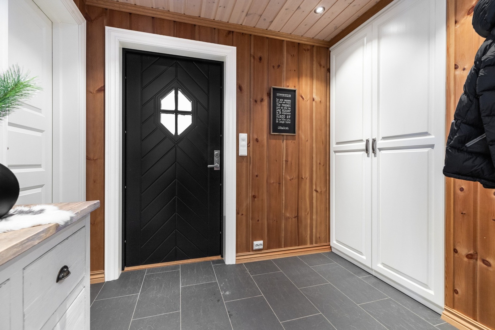 Rektangulære fliser og varmekabler på gulv Galleribilde