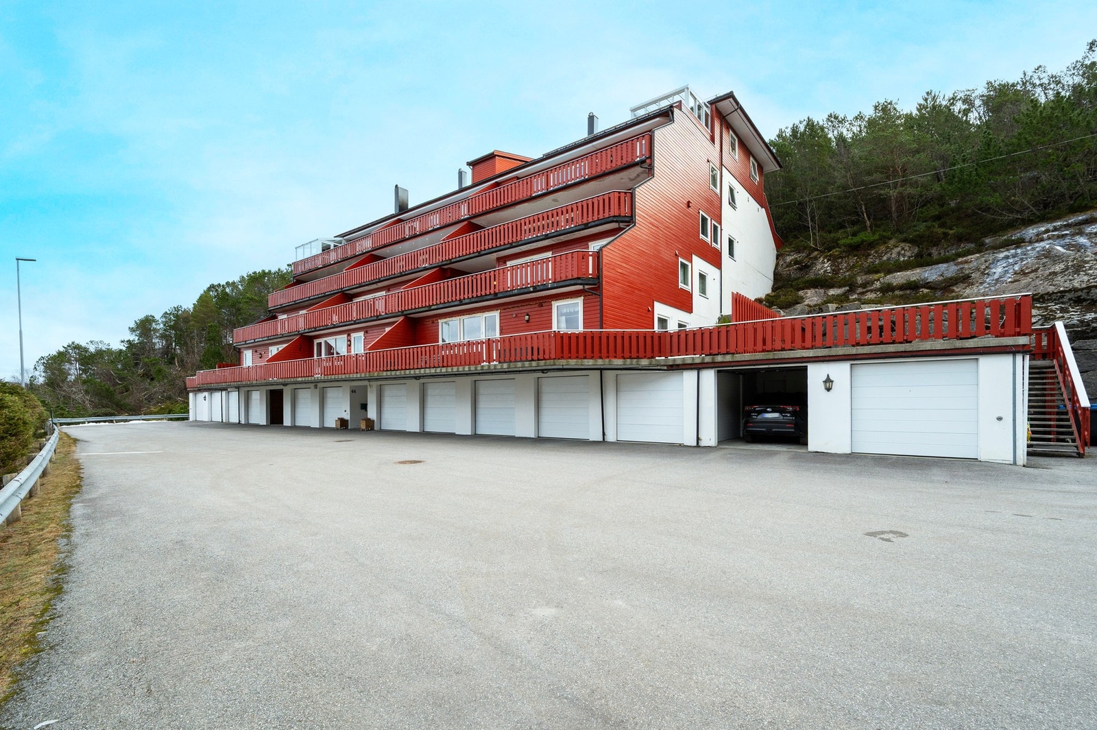 Parkeringsplass i garasje. Galleribilde