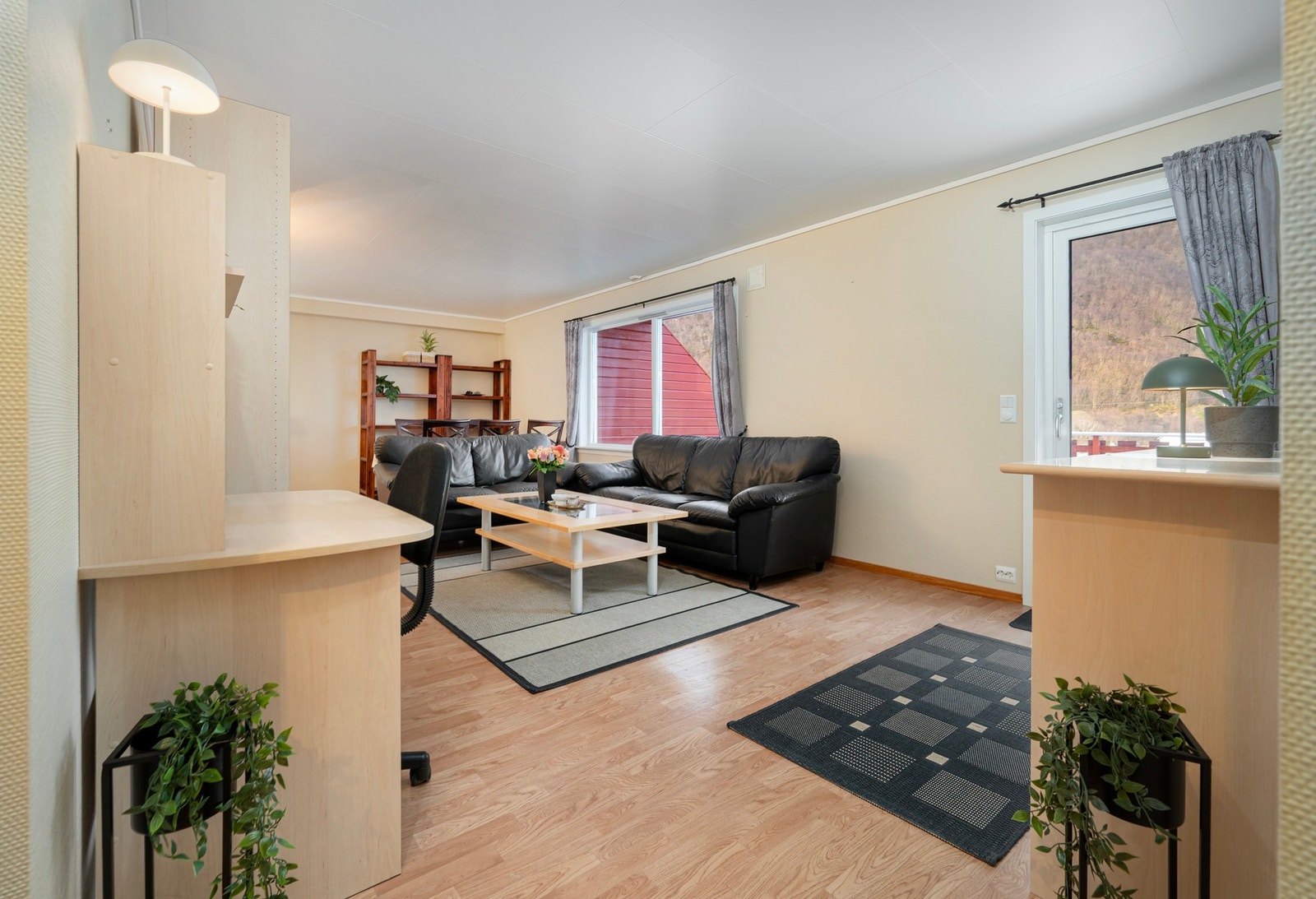 Det er belegg på gulv og strie på vegg. Galleribilde