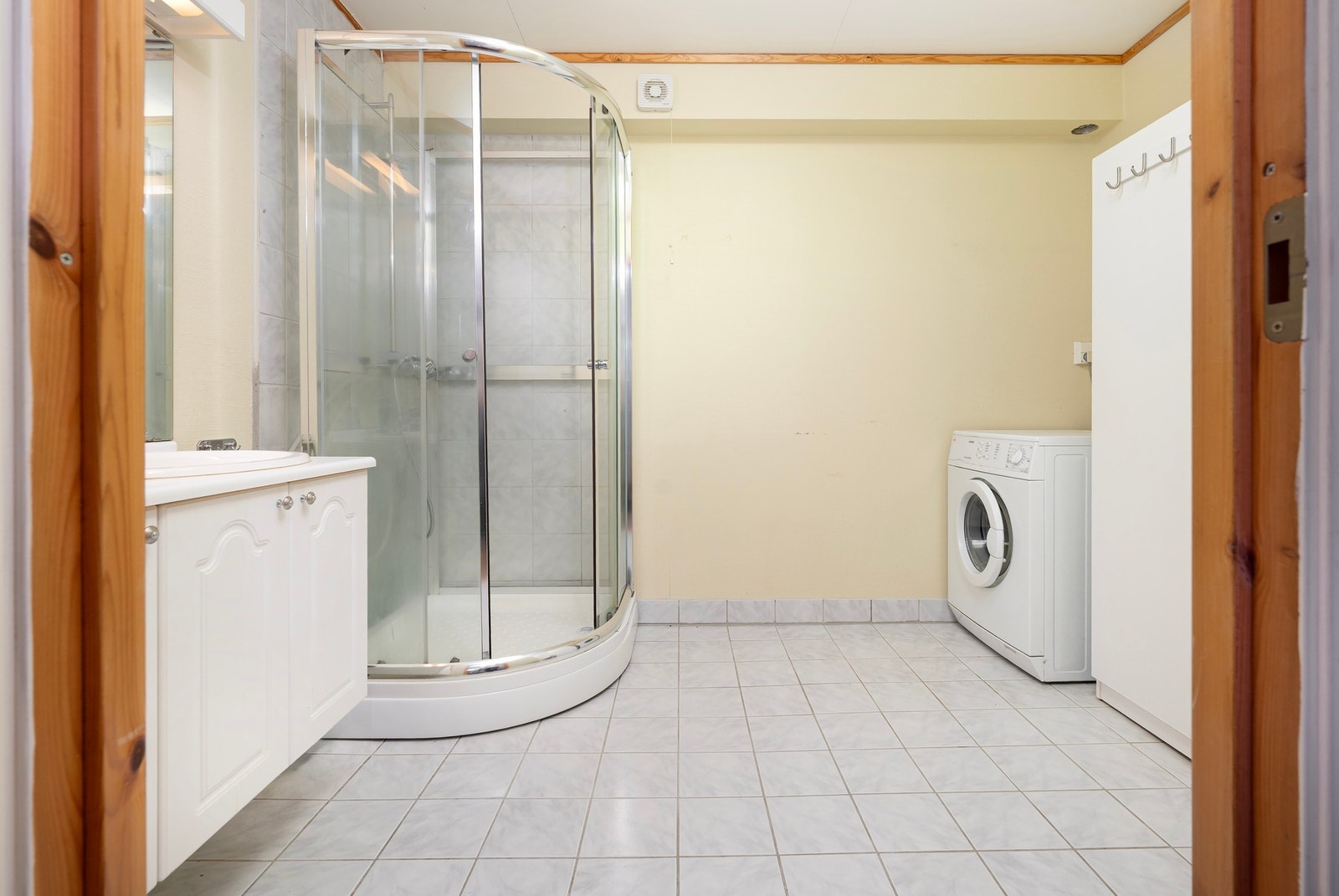 Flislagt baderom med elektriske varmekabler. Galleribilde