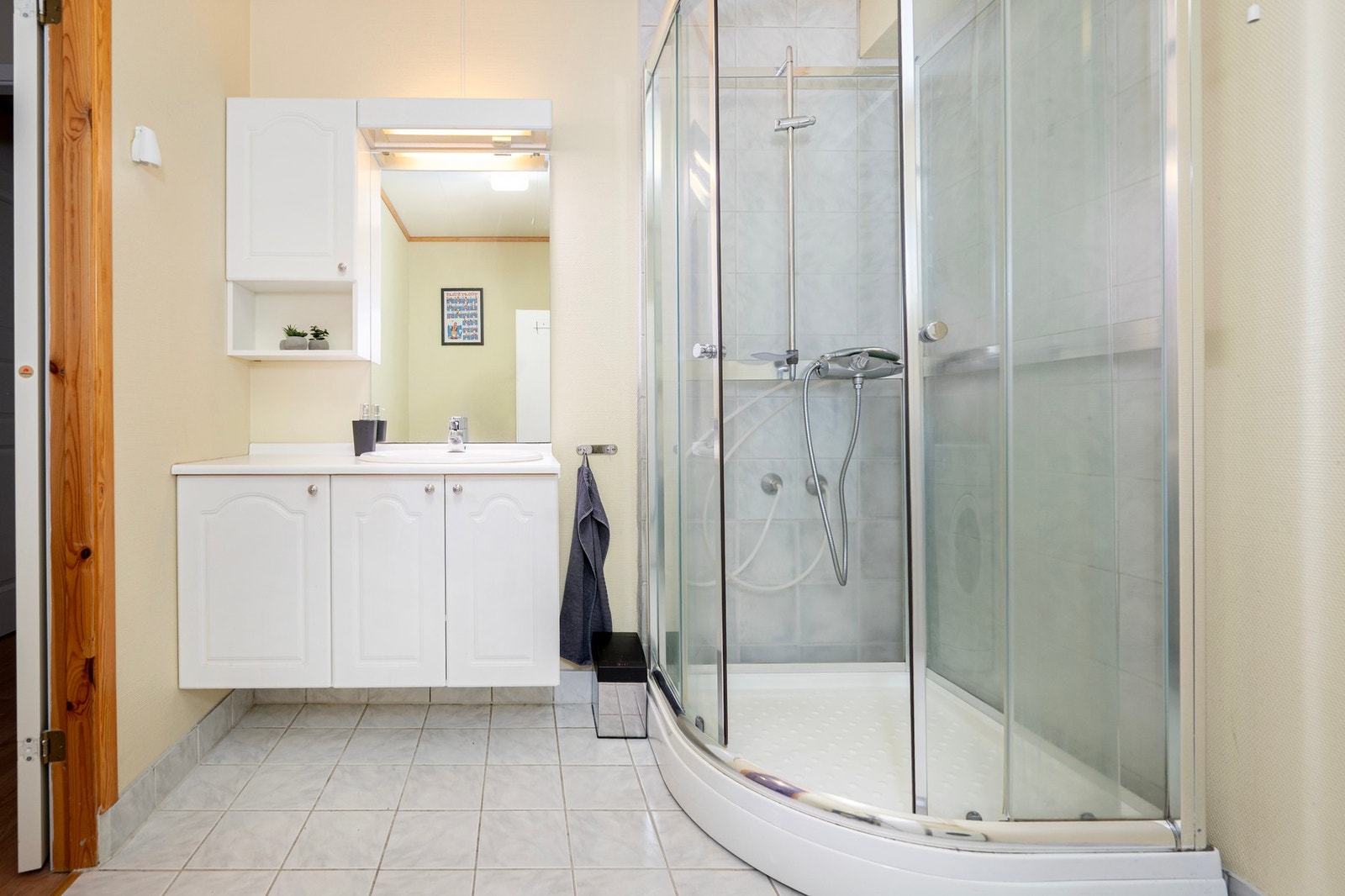 Godt med oppbevaringsplass i baderomsinnredningen. Galleribilde