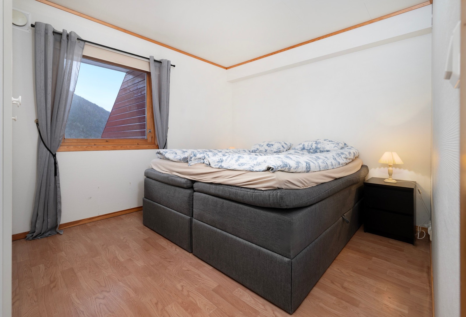 Soverommet har god plass til dobbeltseng. Galleribilde