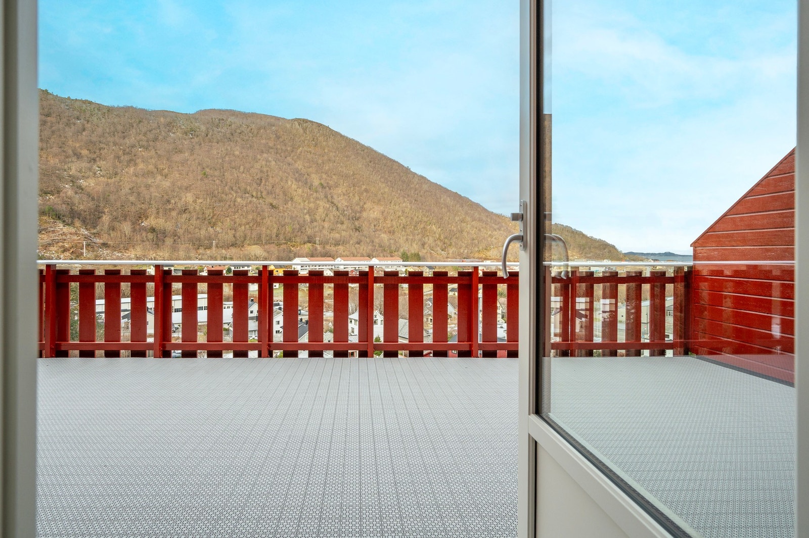 Terrasse på ca 31 kvm med utgang fra stue/kjøkken. Galleribilde