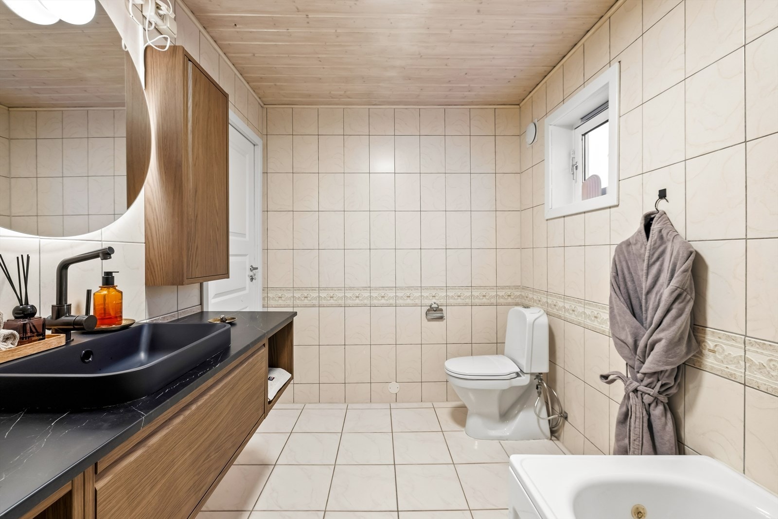 Badet har fått ny belysning og speil. Galleribilde