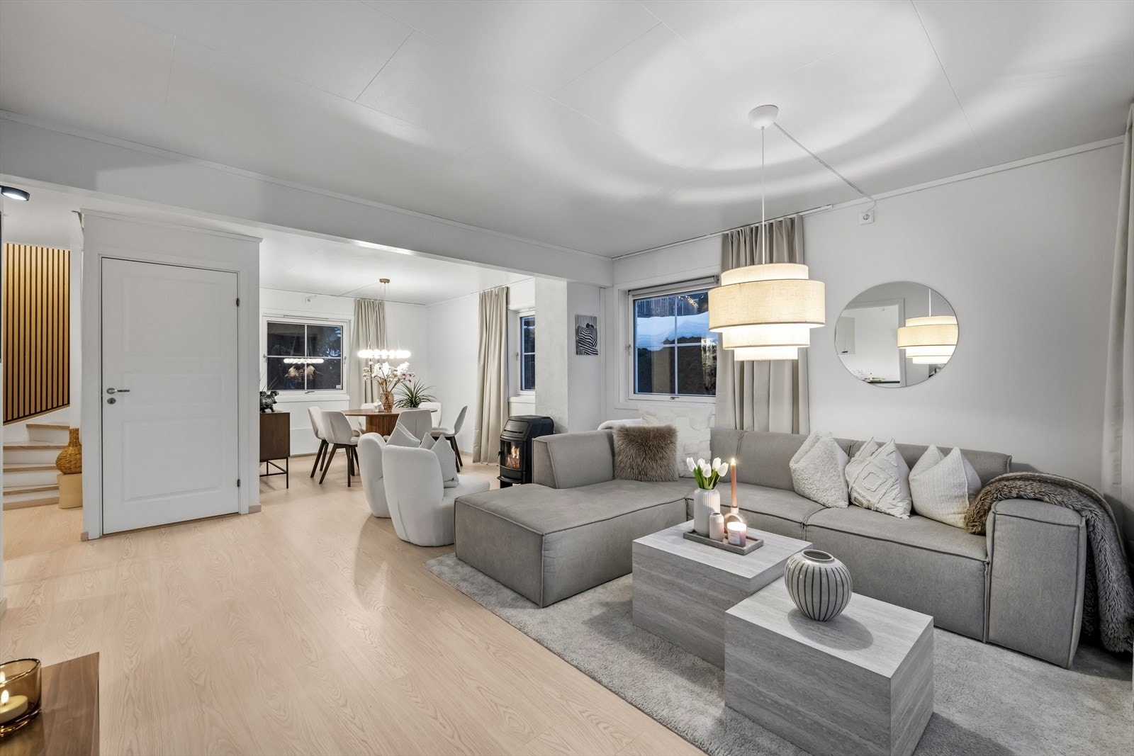 Romslig og lys stue med gode møbleringsmuligheter. Galleribilde