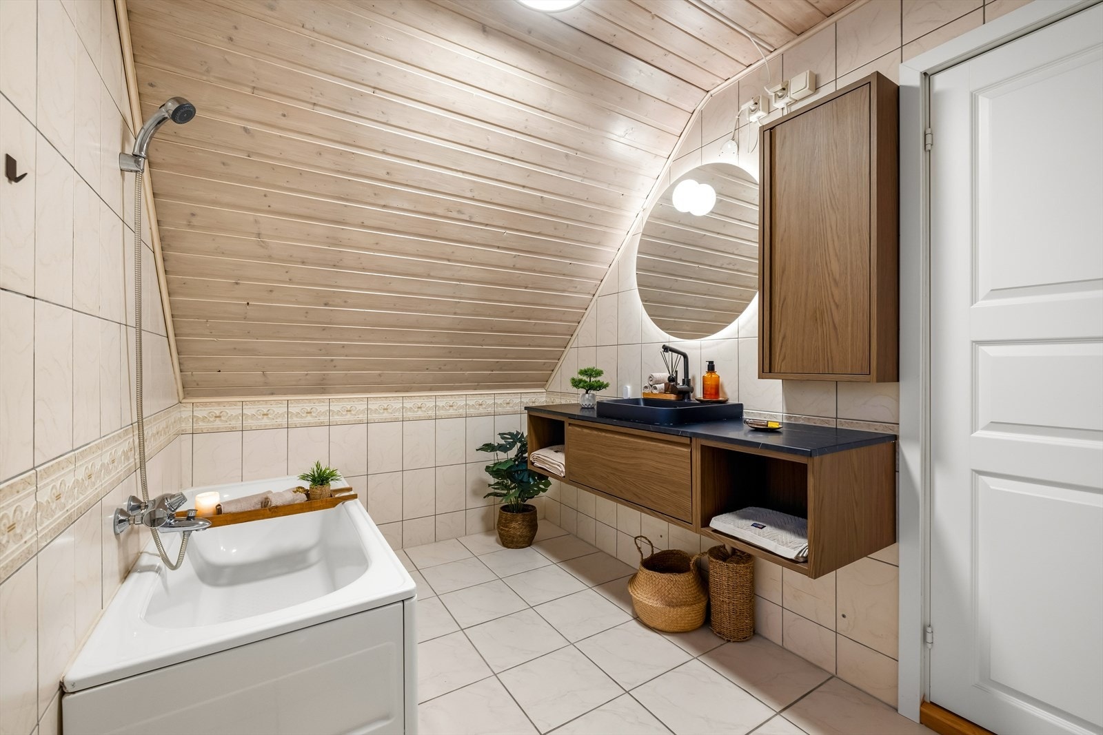 Flislagt bad fra 2004 med malte flater i himling og gulvvarme. Galleribilde