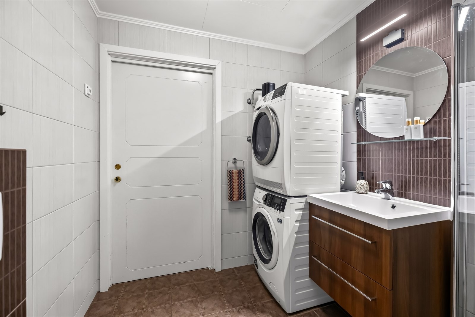 Badet har fått nye dusjvegger, ny belysning, nye fuger i dusjsone og nye rør samt ny ventilasjon. Galleribilde