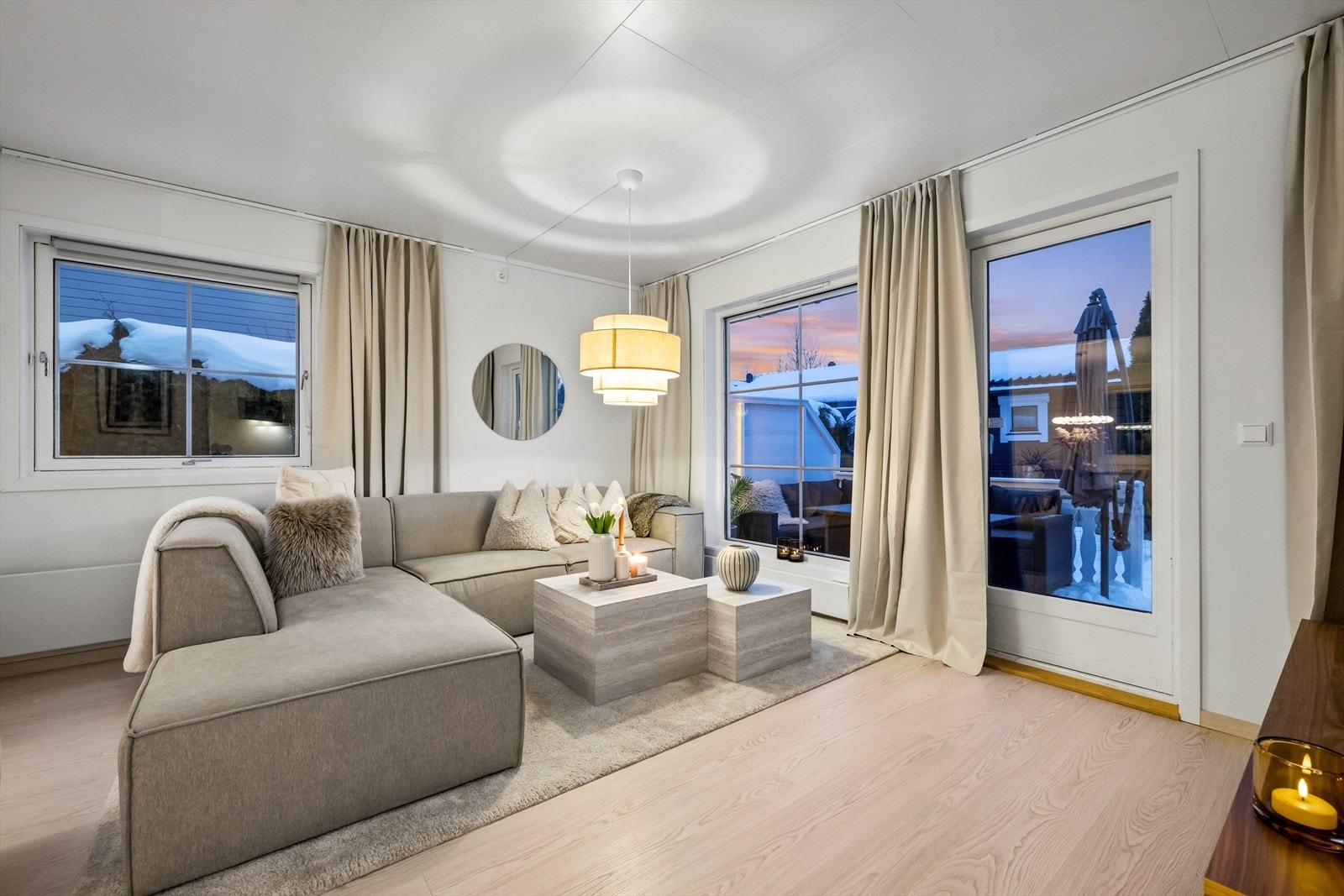 Boligen har nyere overflater som nytt gulv og malte vegger. Galleribilde