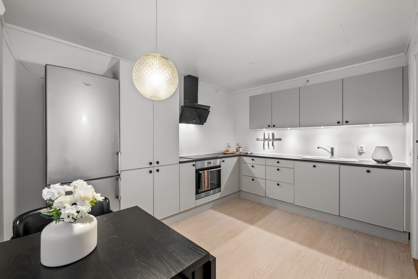 Separat kjøkken fra 2016 med god skap- og benkeplass. Galleribilde