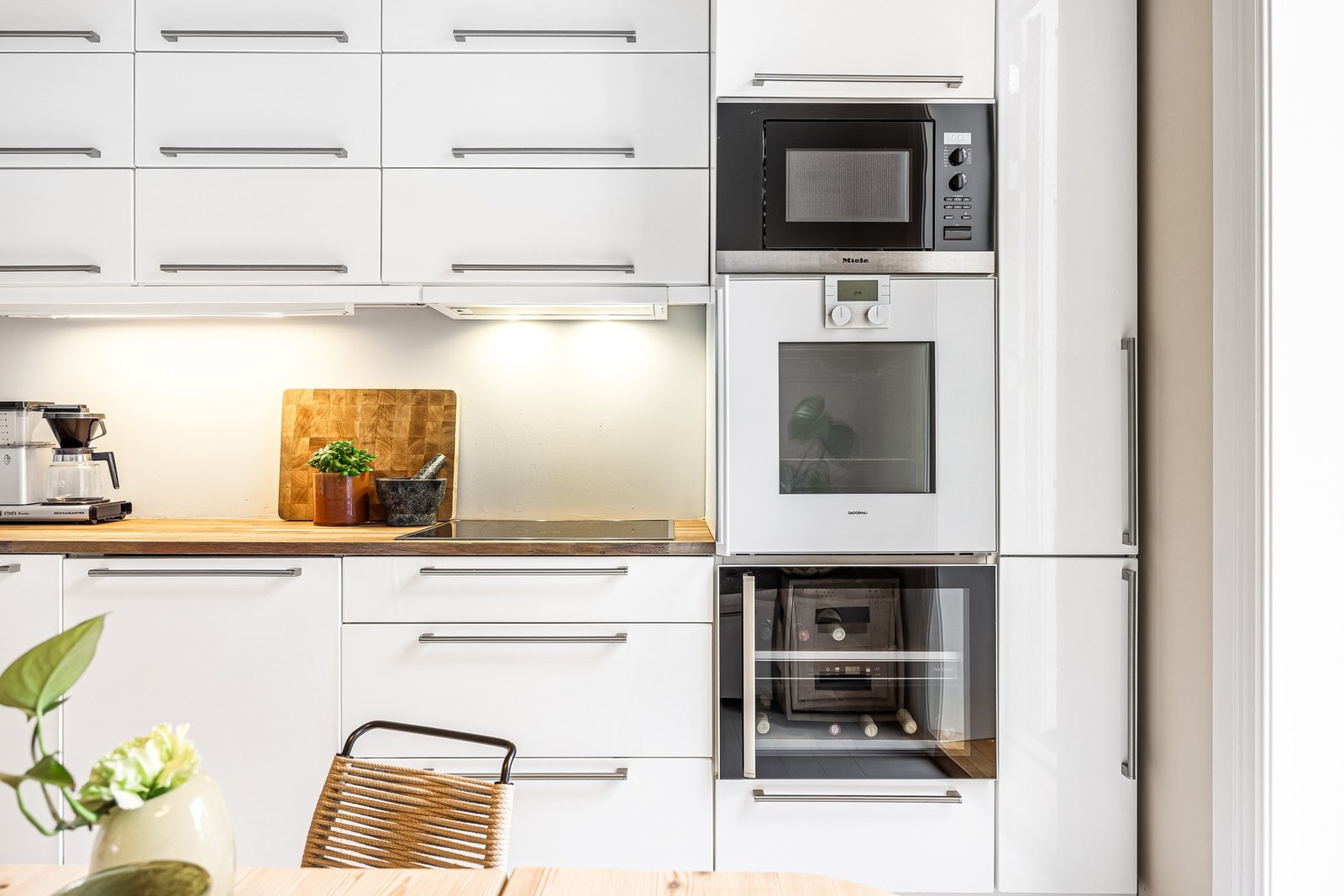 Kjøkkenet er utstyrt med eksklusive integrerte hvitevarer fra Miele, herunder oppvaskmaskin, kjøl og frys, mikro og platetopp, samt avtrekksvifte fra Witt. Det er også opplegg for vaskemaskin i benkeskap. Galleribilde