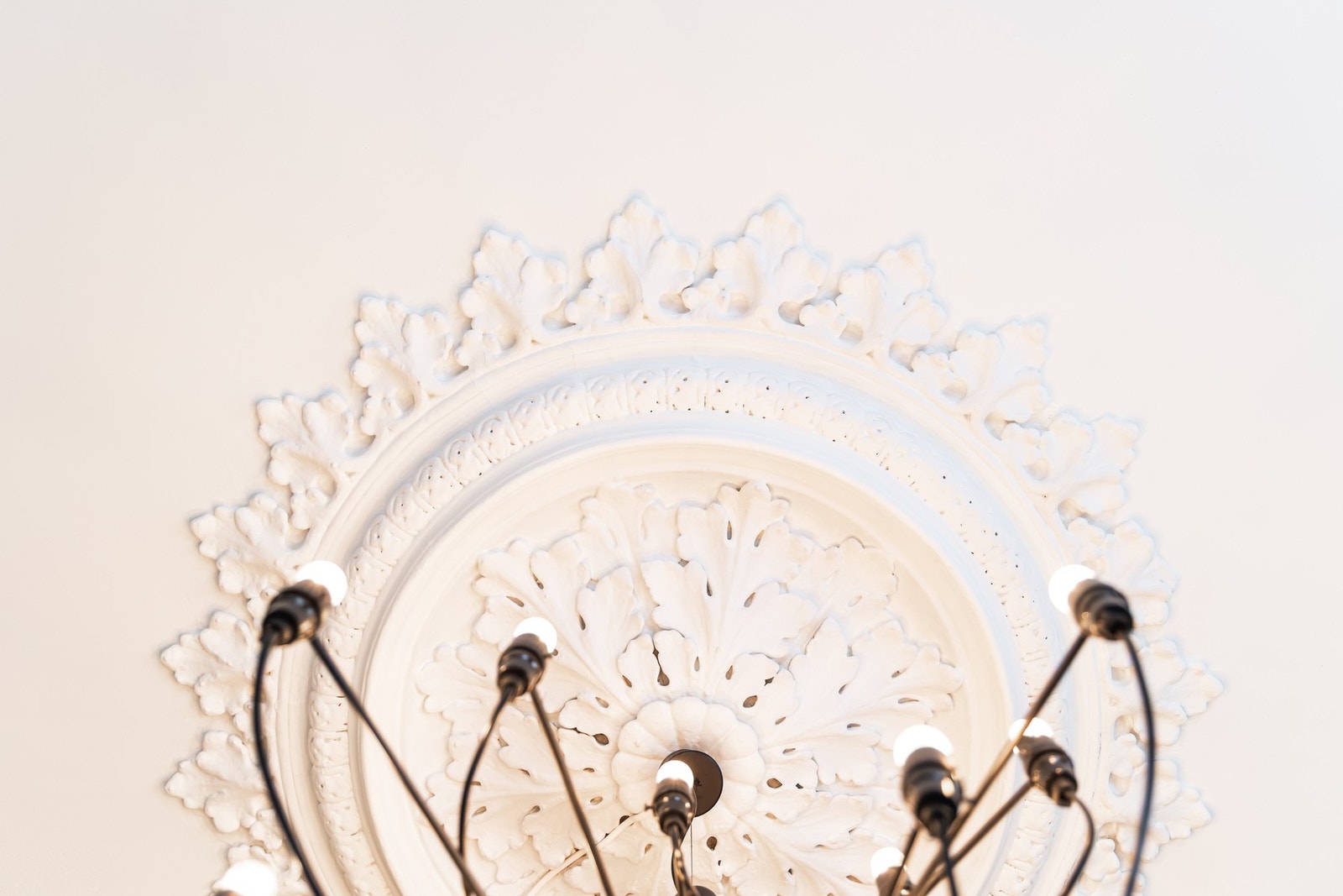 Stuen byr på vakre, klassiske detaljer som stukkatur og rosett Galleribilde