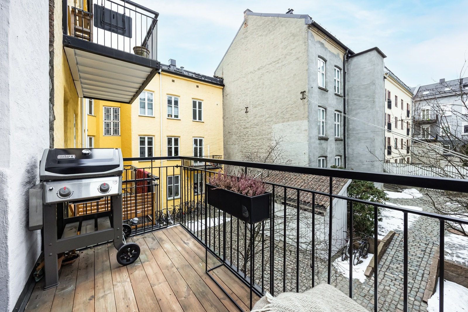 Balkongen har god plass til utemøbler og grill, og fungerer som et hyggelig uterom på varme sommerdager. Galleribilde