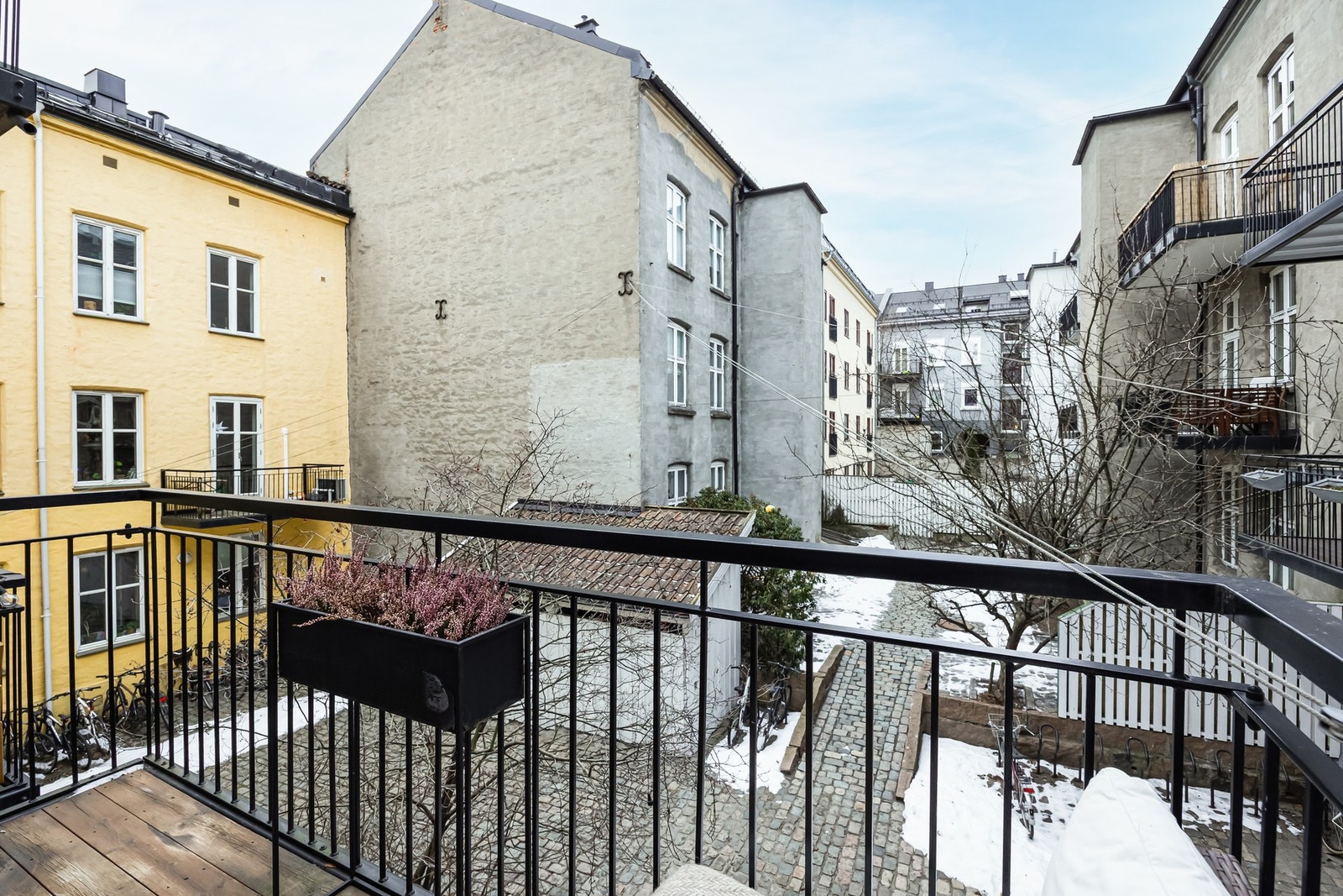 Balkongen vender ut mot bakgården. Galleribilde