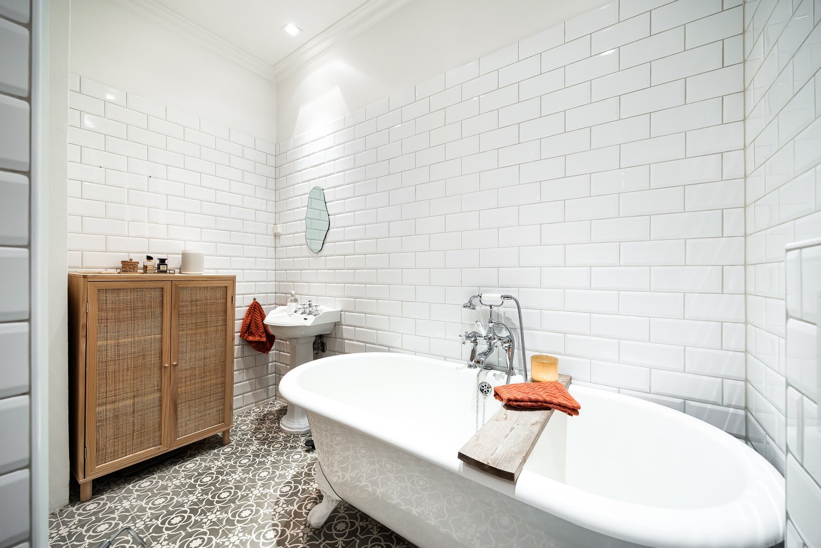 Badet er innredet med et vakkert frittstående badekar, dusjnisje, søyleservant og veggmontert toalett, og har varmekabler som gir ekstra komfort. Galleribilde