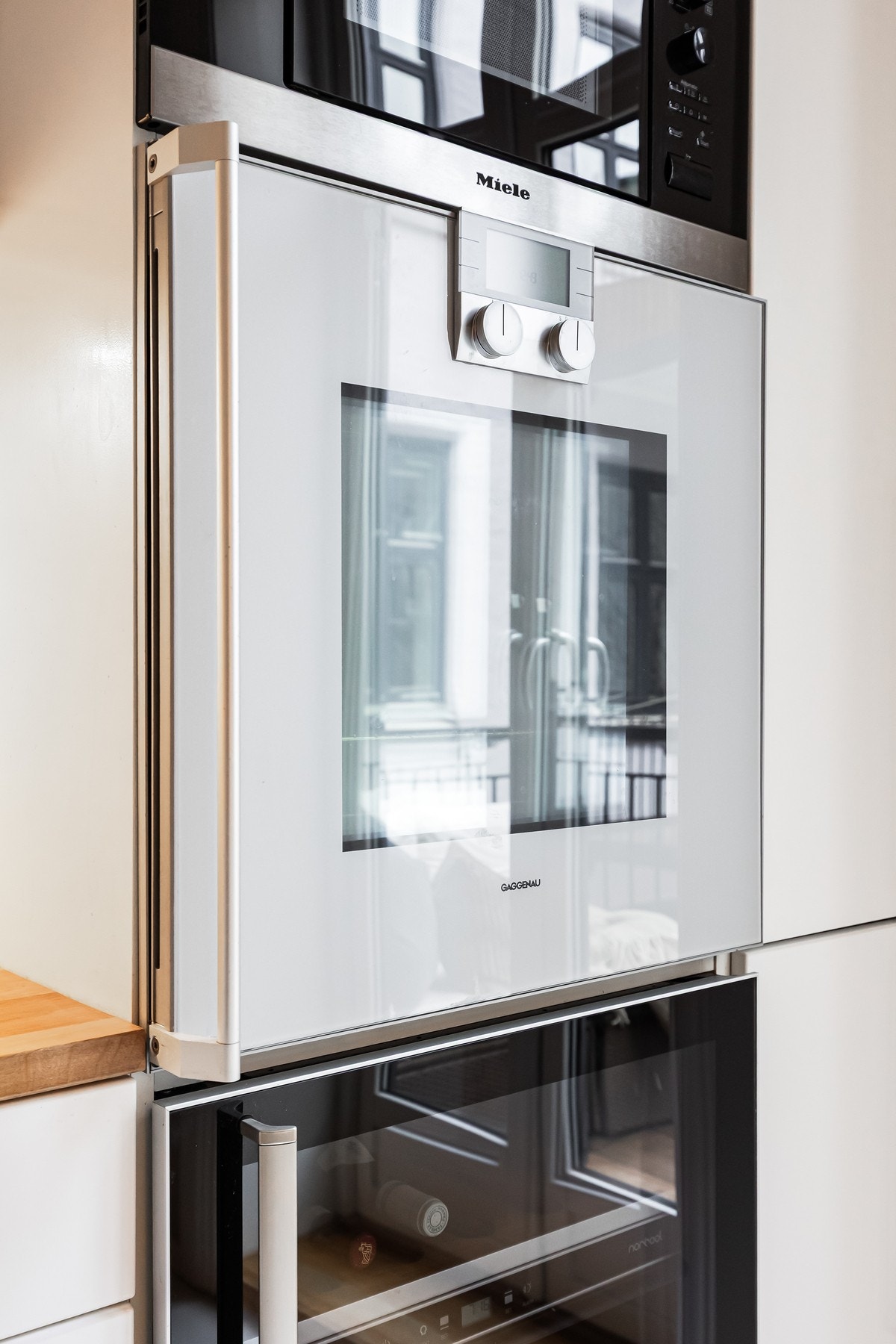 Stekeovn fra Gaggenau og vinkjøleskap fra Temptech. Galleribilde