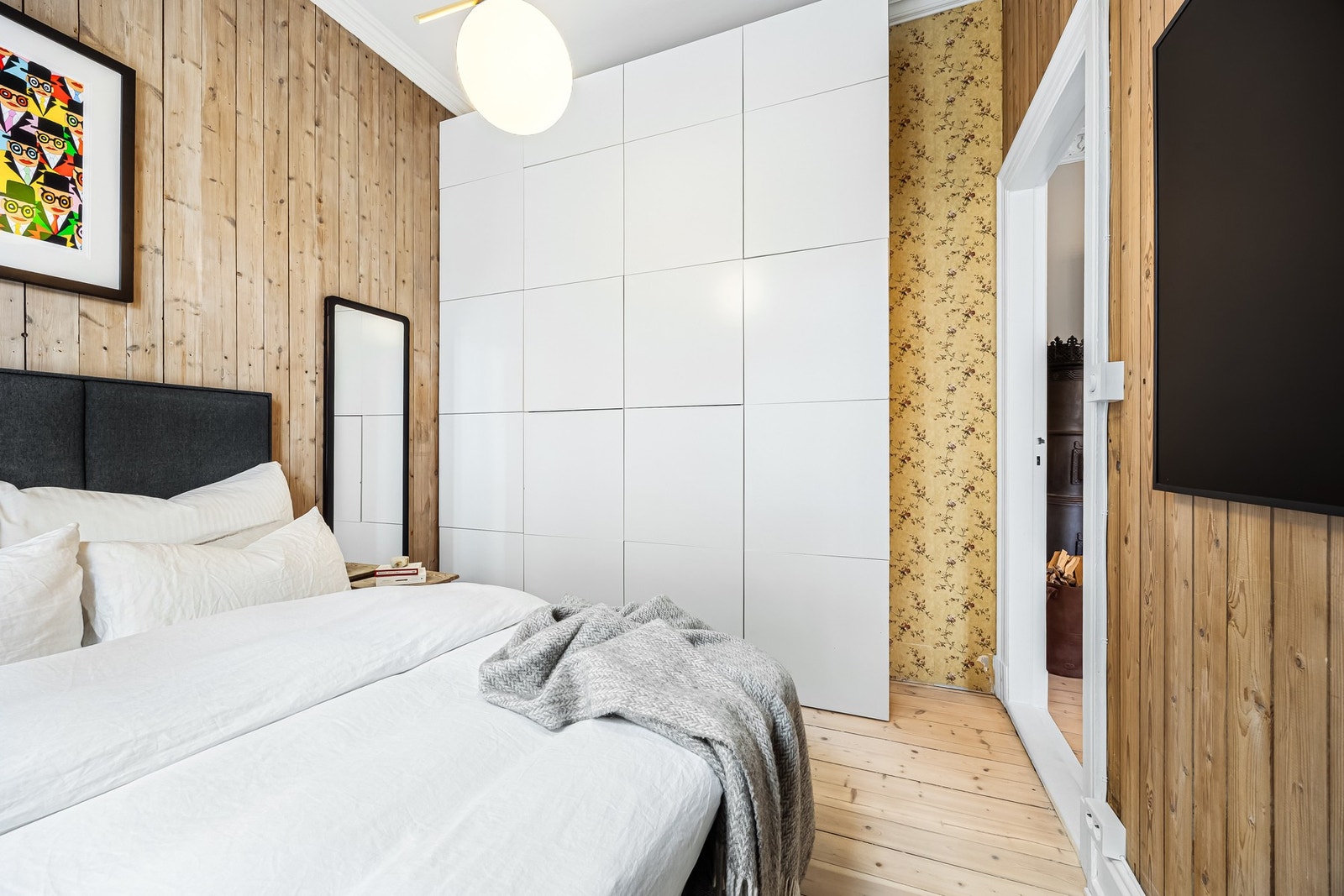 Rikelig med oppbevaringsplass i høye garderobeskap som strekker seg nesten til taket. Galleribilde