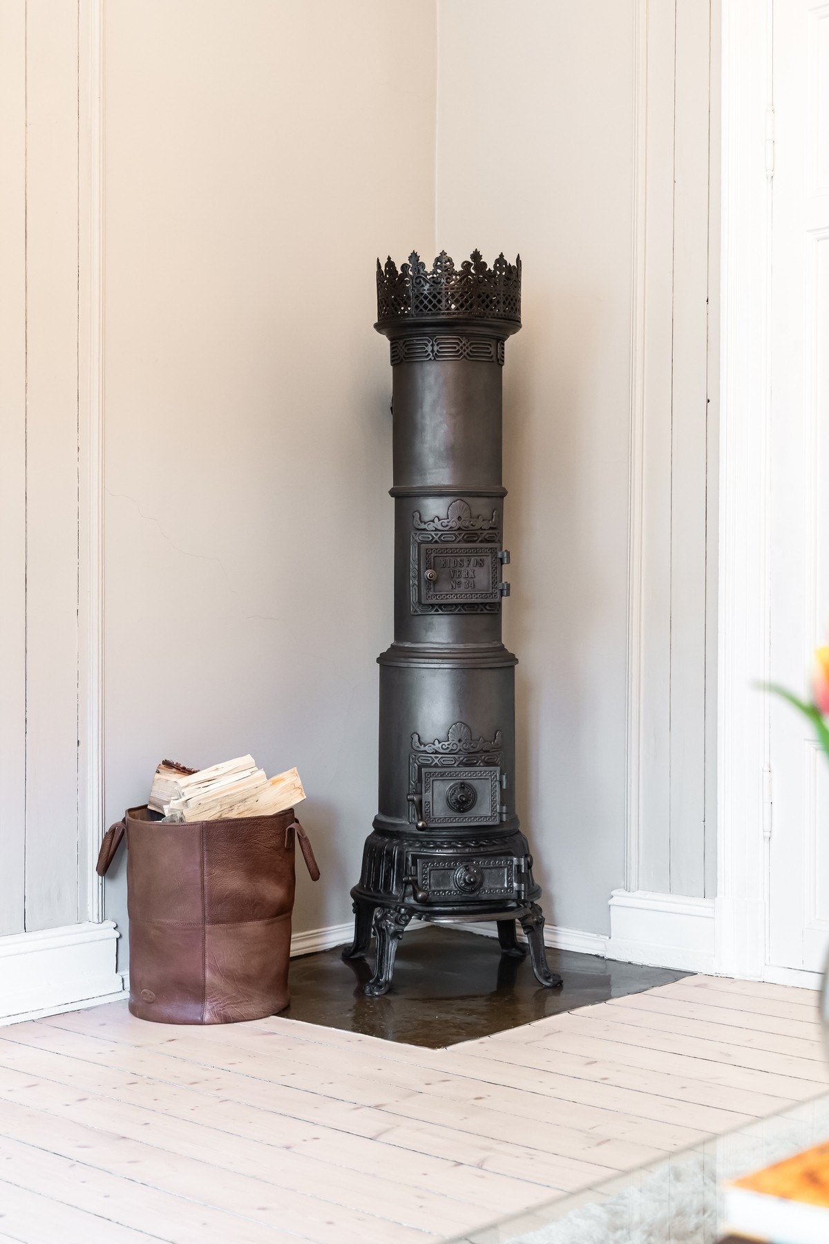 Pen prinsesseovn med rehabiliterte pipeløp som gir god varme på vinterstid. Galleribilde