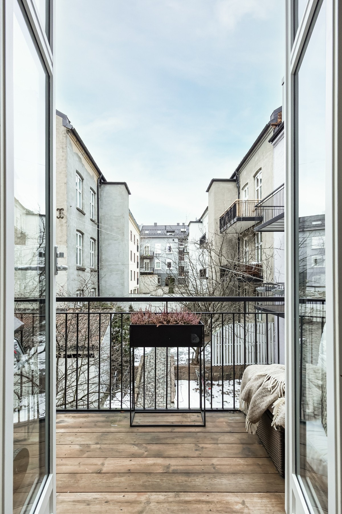 Fra kjøkkenet er det direkte utgang til en vestvendt balkong med svært gode solforhold og sol fra ca. kl. 13.00 til 19.00. Galleribilde