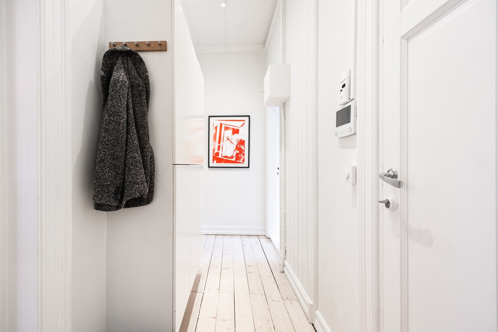 Her er det rikelig med oppbevaringsmuligheter med både knaggrekke og skap. Gangen har spottbelysning, callinganlegg med video og god takhøyde som gir en luftig og elegant romfølelse. Galleribilde