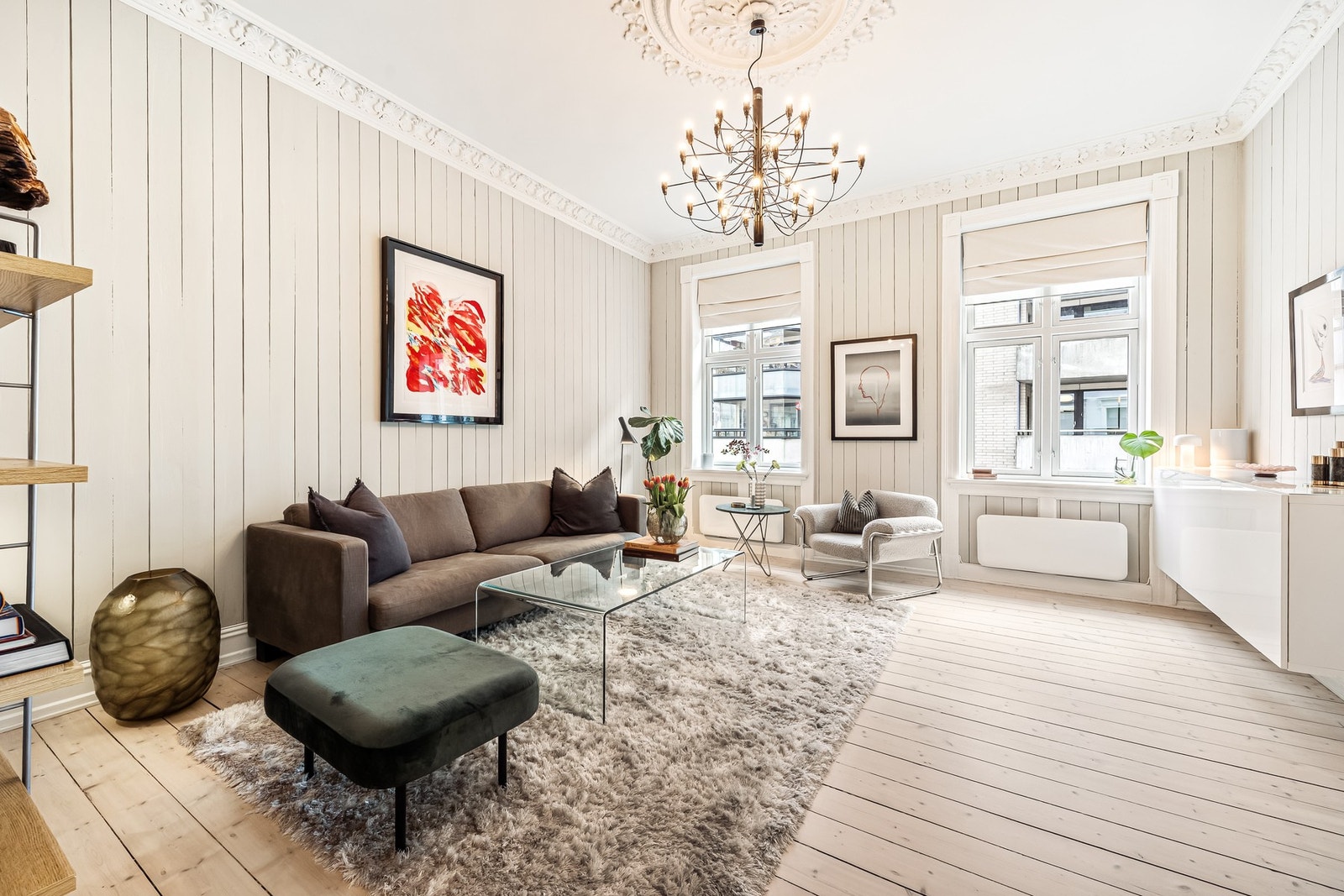 Stuen har store vindusflater som gir rikelig med naturlig lys og en svært generøs takhøyde på ca. 3,16 meter som skaper en luftig romfølelse. Galleribilde