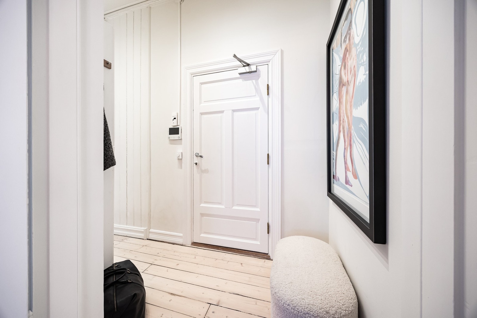 Innbydende entré som gir et svært godt førsteinntrykk av boligen. Galleribilde