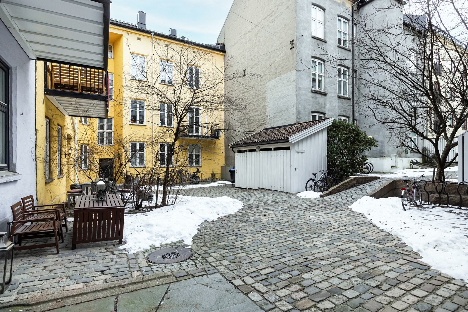 Pent opparbeidet bakgård. Galleribilde