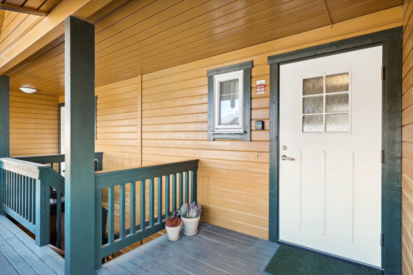 Inngangsparti med takoverbygg. Galleribilde