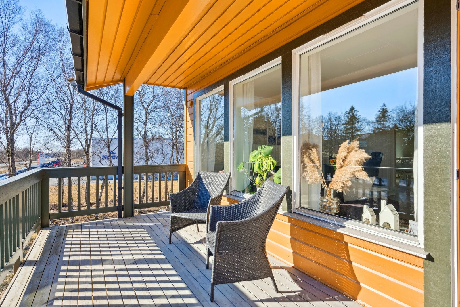 Delvis overbygd balkong mot øst. Galleribilde