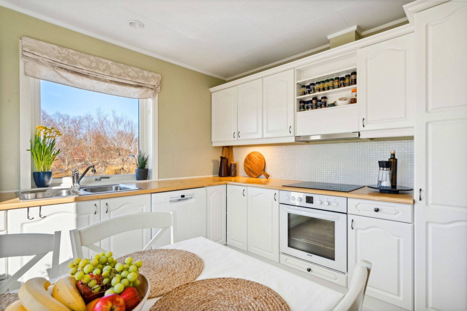 Flislagt vegg mellom benkeplate og overskap. Galleribilde