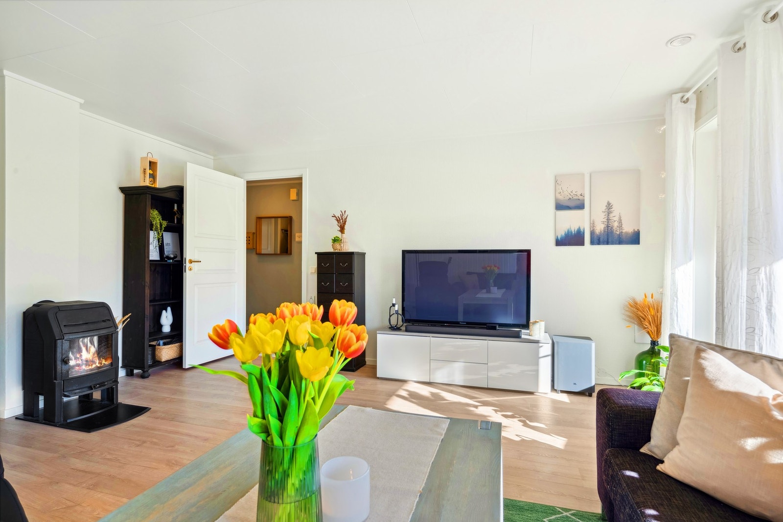 Boligen har vedfyring og elektrisk oppvarming. Galleribilde