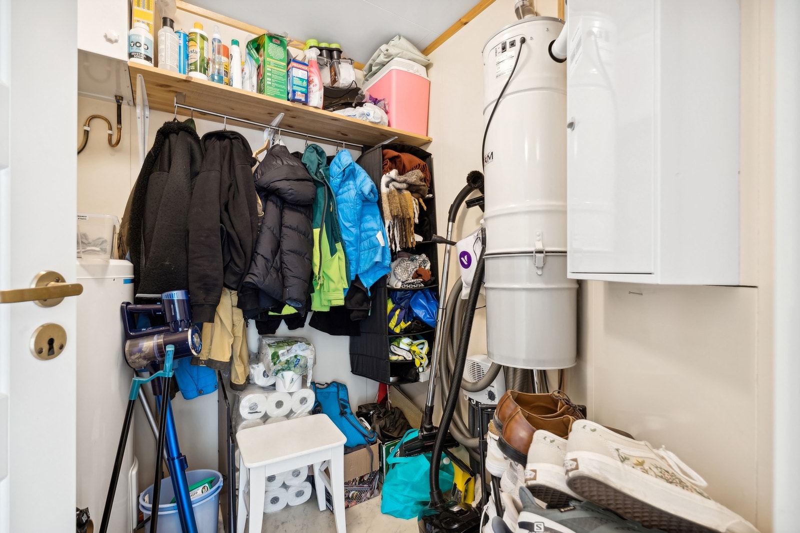 Bod med bl.a. varmtvannstank og sentralstøvsuger. Galleribilde