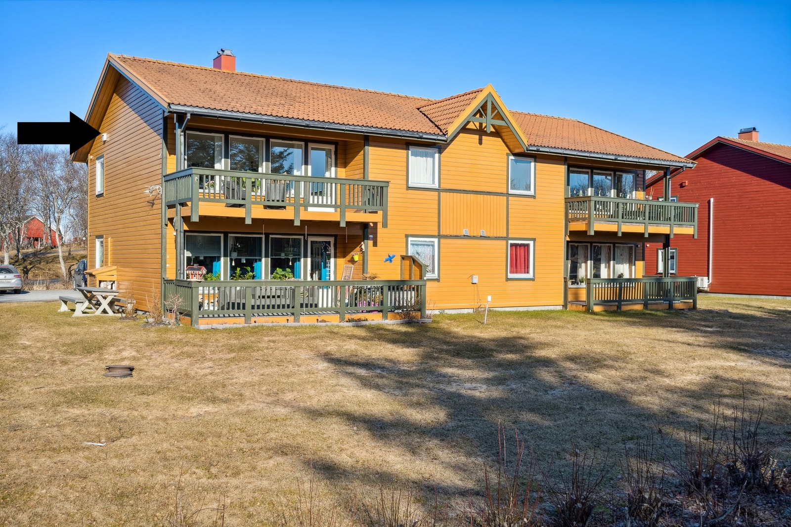 Leilighet er bygget i 1997, og ligger i andre etasje mot sør i en firemannsbolig. Galleribilde