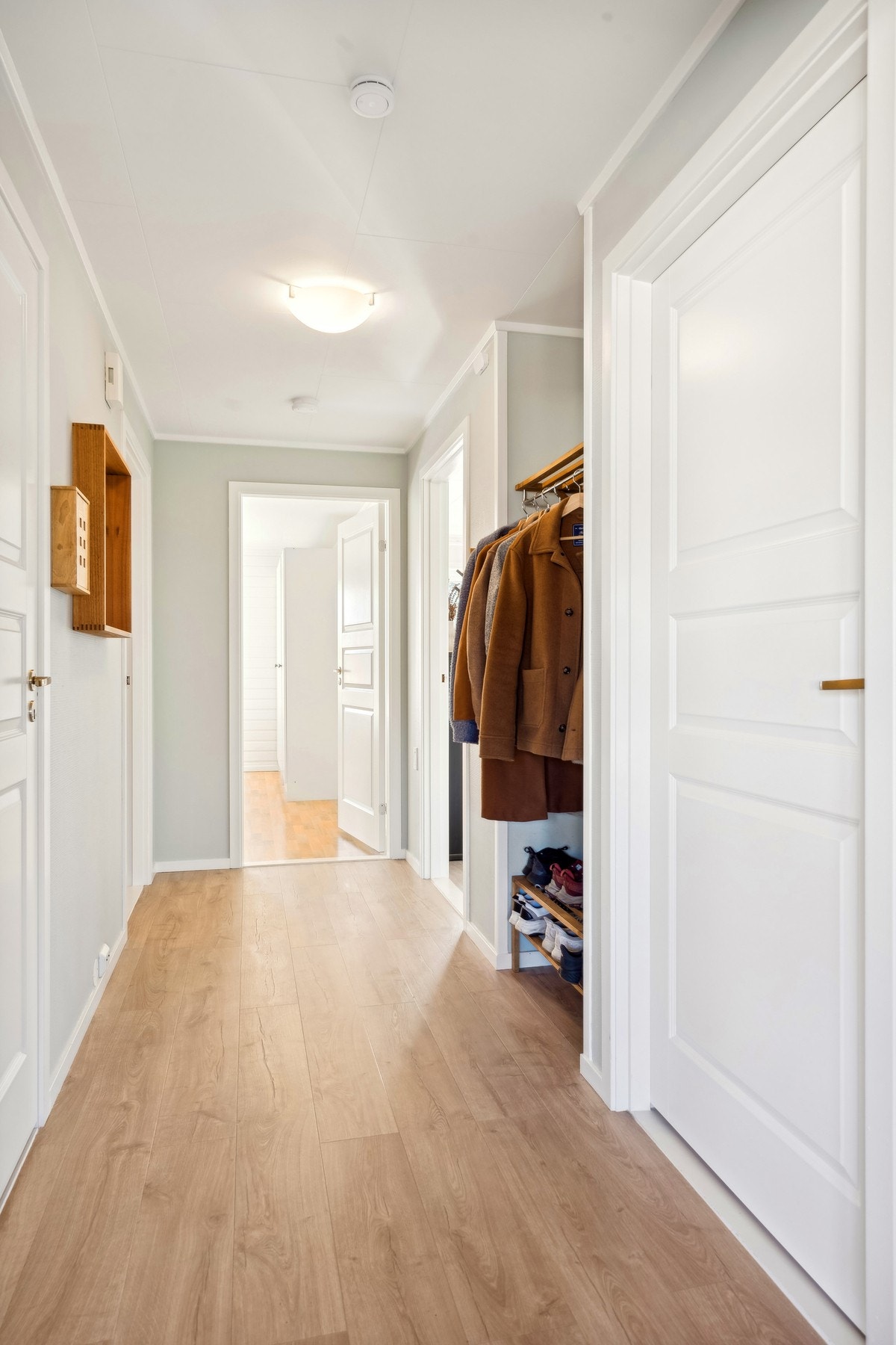 I 2022 ble det lagt nytt gulv i gang, stue og kjøkken. Samt nye dørblader på innerdører. Galleribilde