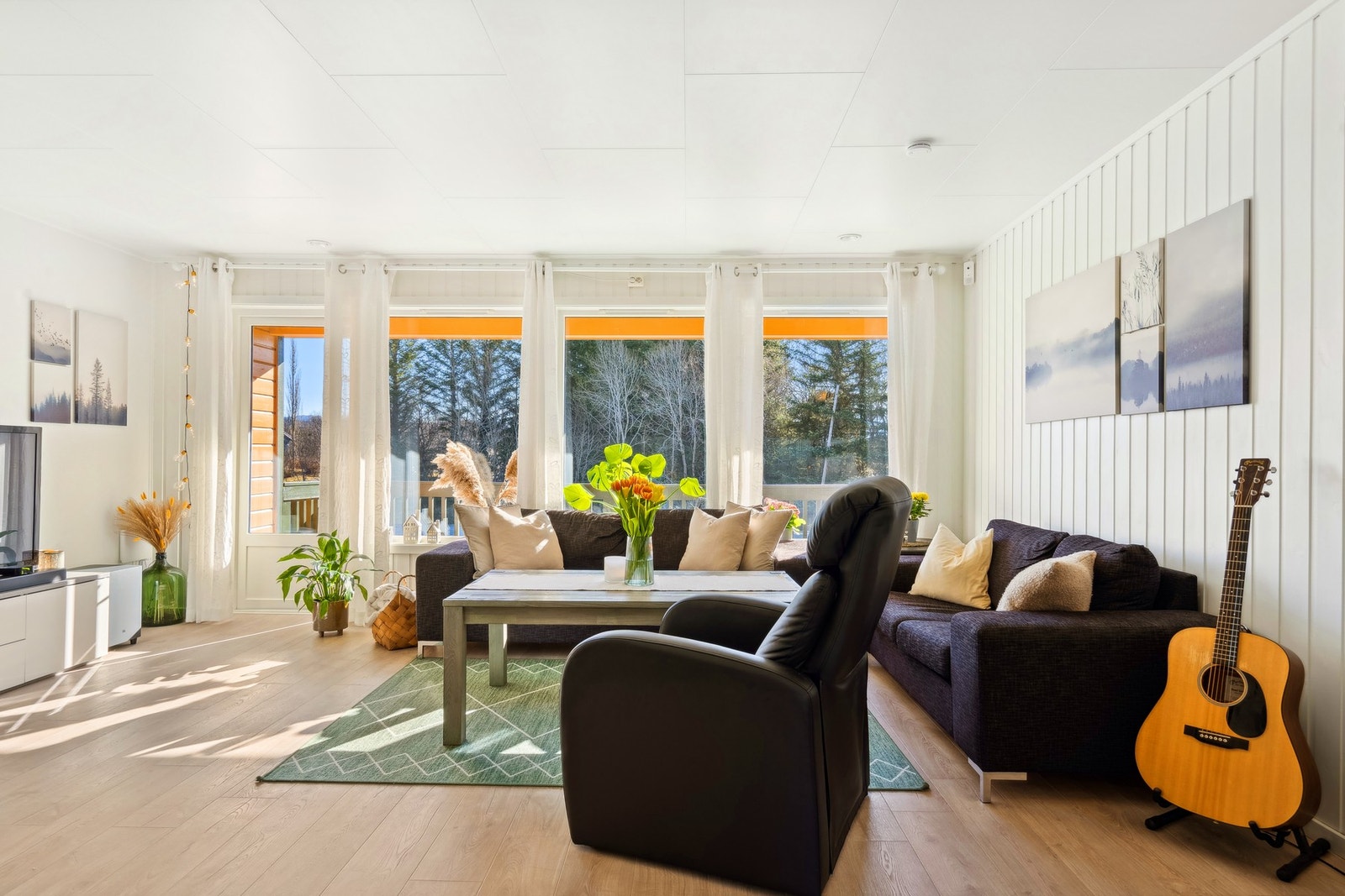 Lys og luftig stue med utgang til balkong. Galleribilde