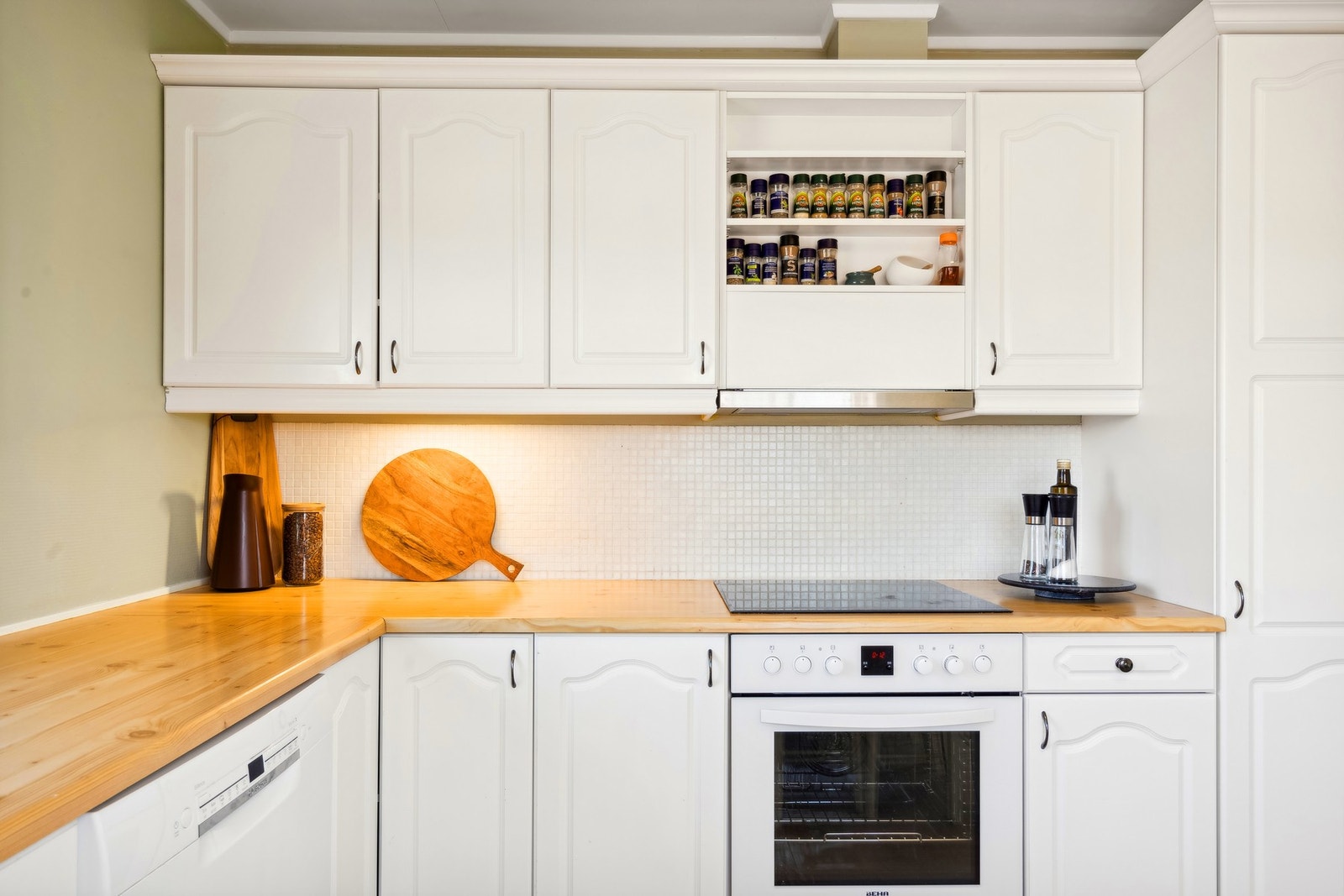 Funksjonelt kjøkken hvor du har godt med oppbevaringsplass. Galleribilde