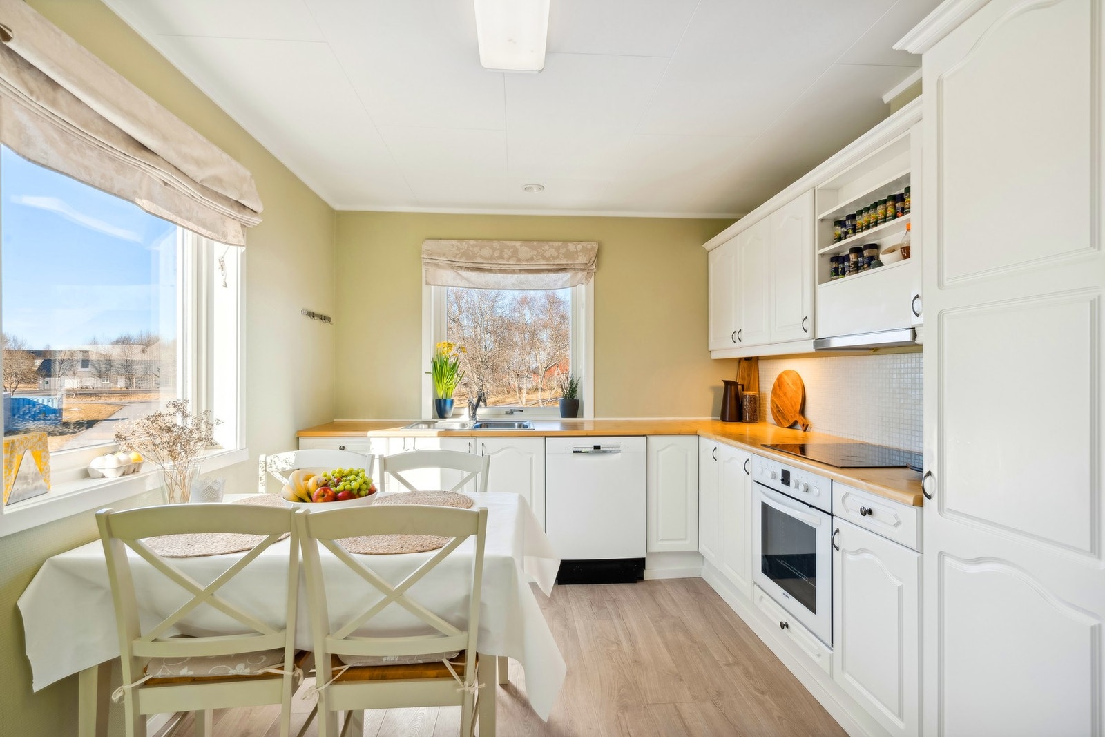 Lyst kjøkken med profilerte fronter og laminat benkeplate. Galleribilde