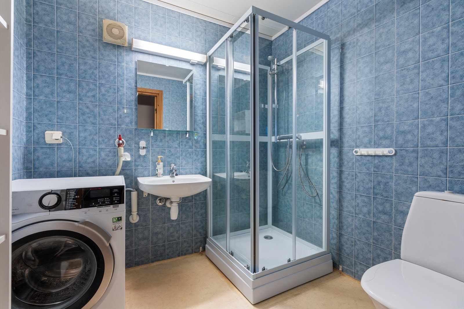 Bad med opplegg for vaskemaskin Galleribilde