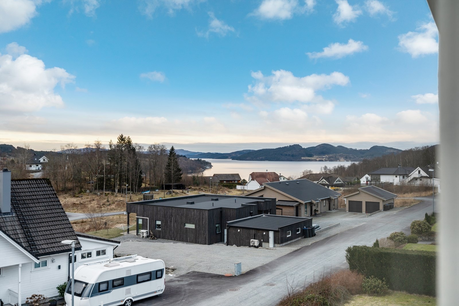 Luftig og fin beliggenhet - utsikt til Ålfjorden. Galleribilde