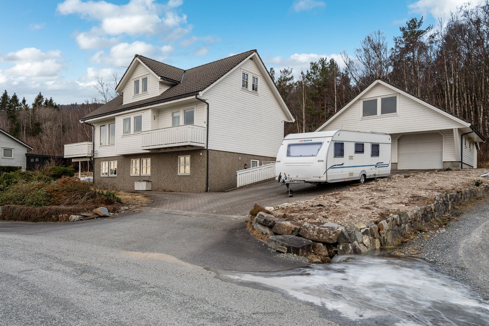 Romslig gårdsrom med dobbel garasje og loft. Galleribilde