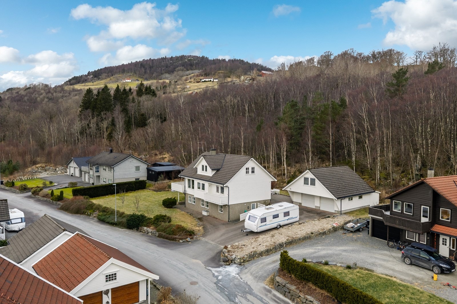 Romslig enebolig i landlige omgivelser med dobbel garasje. Galleribilde