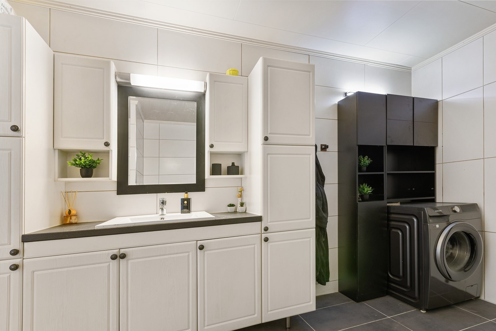 Badet har servantinnredning, toalett, dusjkabinett og opplegg for vaskemaskin. Galleribilde