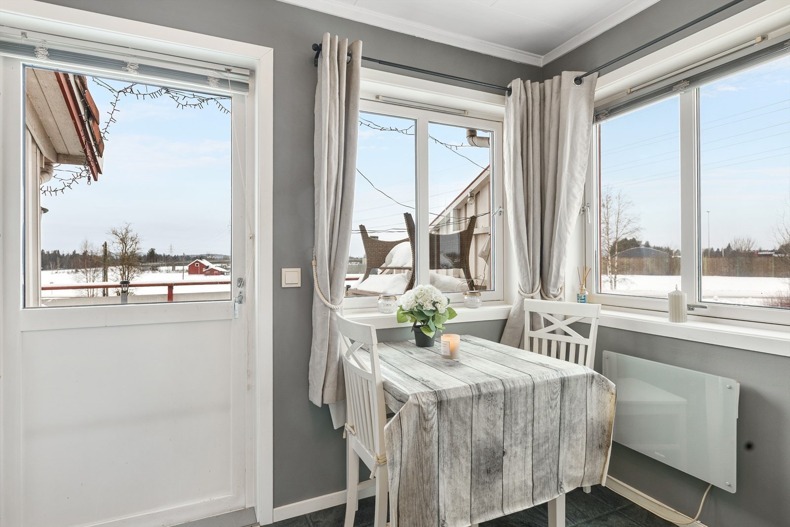 Spiseplassen på kjøkkenet er plassert ved vinduet med utsyn over nærområdet. Galleribilde