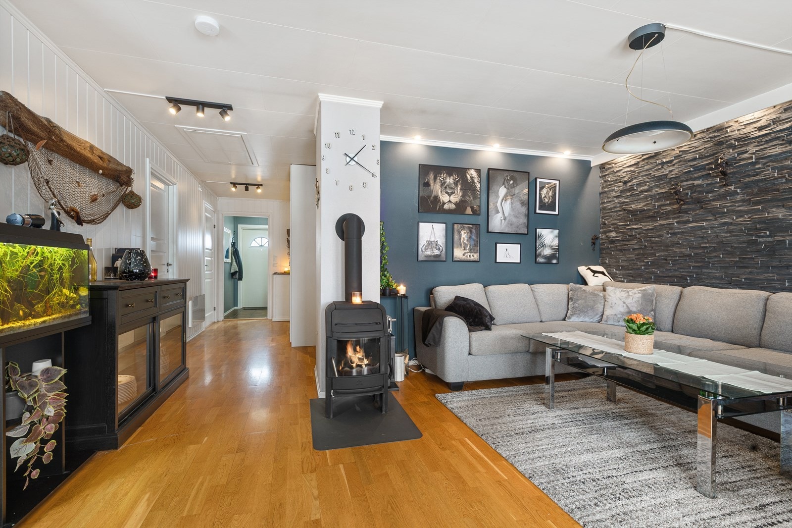 Stuen er et sentralt samlingspunkt med en vedovn som gir ekstra varme. Galleribilde