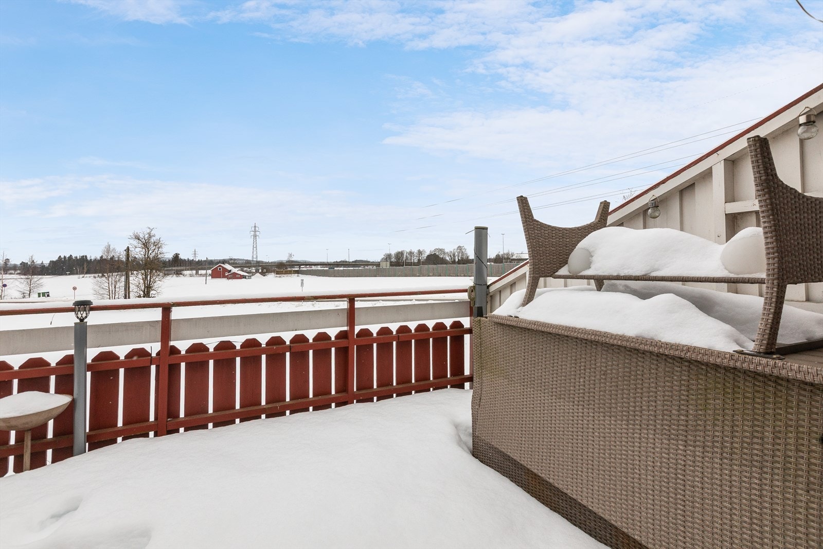 Balkongen har god plass for utemøbler og utvider leilighetens sosiale sone i sommerhalvåret. Galleribilde