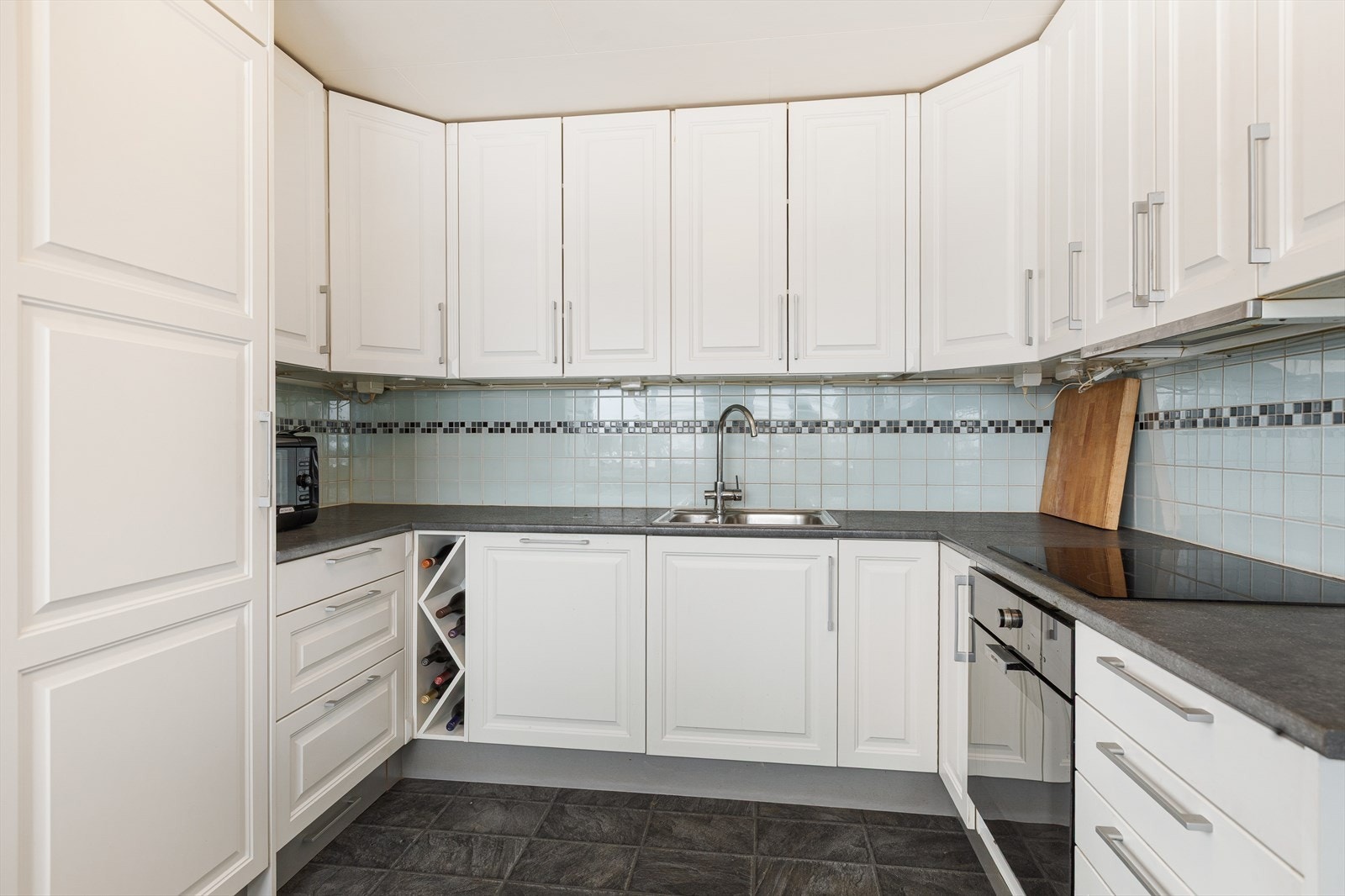 Kjøkkeninnredningen byr på rikelig med skap- og benkeplass for matlaging. Galleribilde