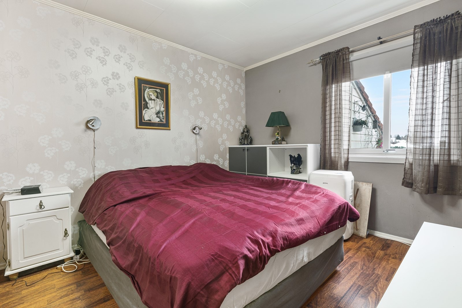 Hovedsoverommet har god plass til dobbeltseng og garderobeløsninger. Galleribilde