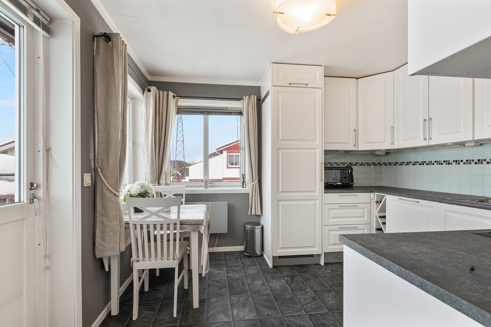 Av utstyr er det integrert kjøleskap, oppvaskmaskin, platetopp og stekeovn. Galleribilde