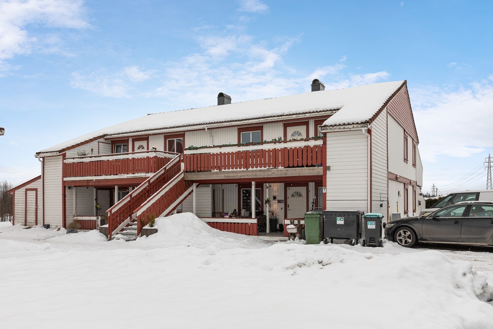 Leiligheten ligger i andre etasje i en firemannsbolig med egen inngang. Galleribilde