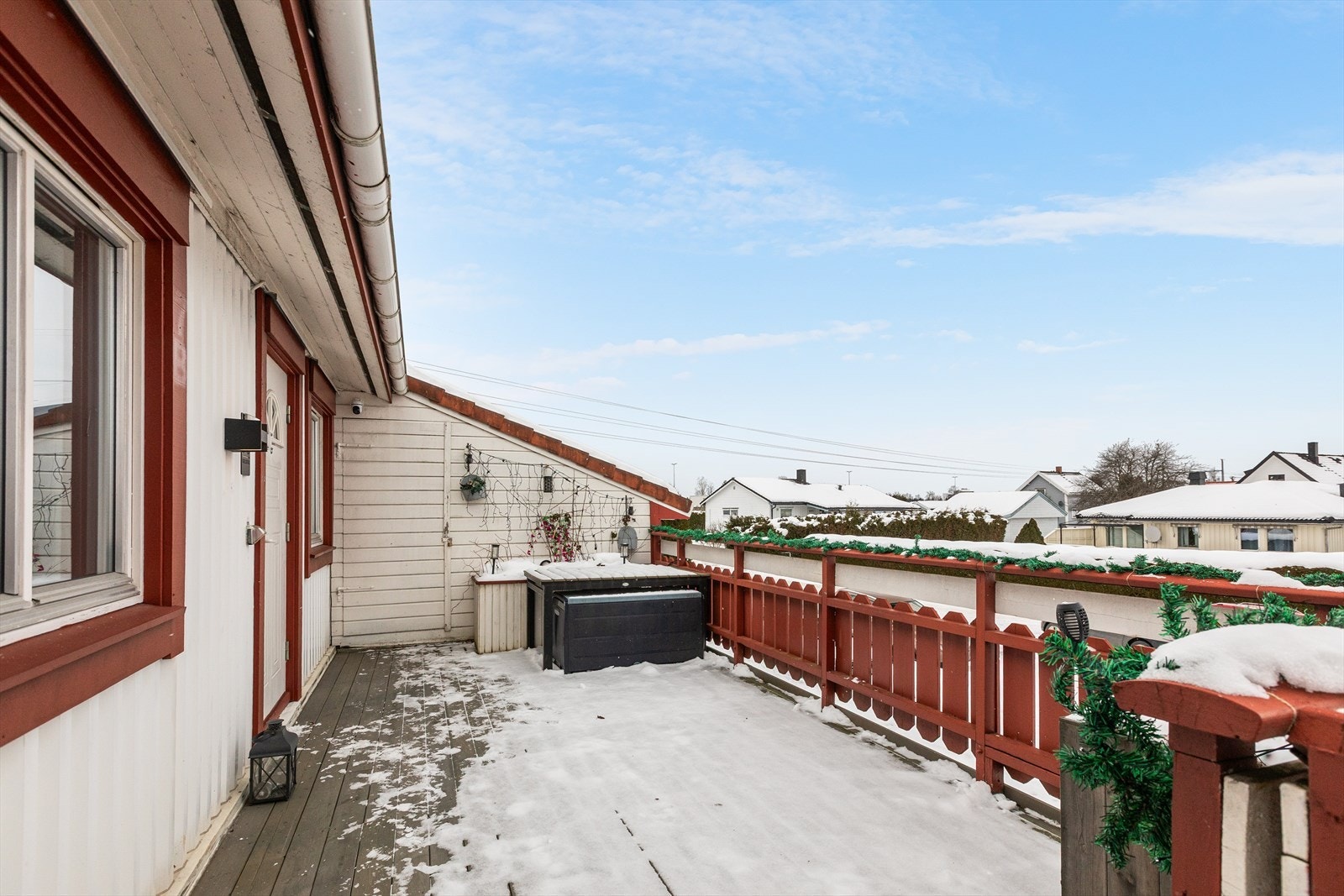 Leiligheten har to hyggelige uteplasser, en på hver side. Galleribilde